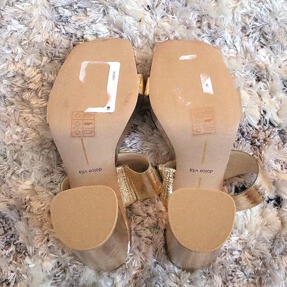 Pretty gold shoes - Picture 4 of 4